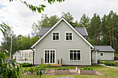 Skandinavisches Holzhaus, Hochbeete im Garten