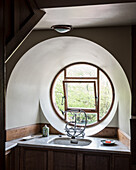 Integrated sink in the window alcove with a round window
