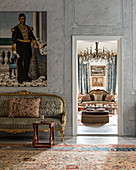 Sofa und orientalisches Gemälde an Marmorwand, Blick ins Wohnzimmer