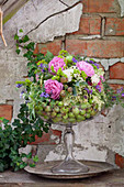 Gesteck mit Rosen und Vogelwicke in Glaspokal