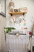 Nostalgic decoration and bric-a-brac in the laundry room in Shabby Chic style