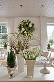 Zierlauchstrauß, Zweige der Brautspiere, Zuckerhutfichte und Kranz mit weißen Blüten