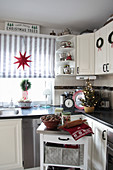 Weihnachtlich dekorierte Landhausküche mit Kränzen und Stern
