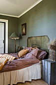 Bett mit Volant im Schlafzimmer im Vintage-Stil