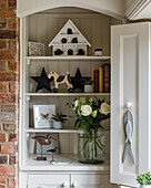 Country-house-style ornaments on alcove shelves