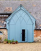 Hauseingang aus blau gestrichenem Holz