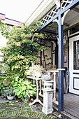 Veranda am Haus mit Vintage-Deko und romantischem Vorgarten