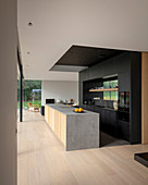 Moderne Küche in Schwarz und Grau im offenen Wohnraum