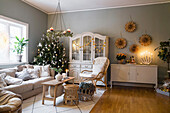 Gemütliches Wohnzimmer mit Weihnachtsbaum