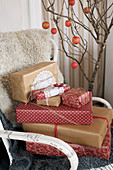 Verpackte Weihnachtsgeschenke auf Stuhl
