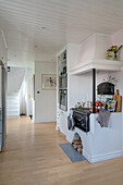 Alter Küchenofen in offener Küche im skandinavischen Stil