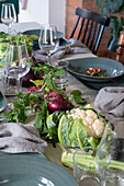 Gedeckter Tisch mit Centerpiece aus Gemüse zum Erntedankfest