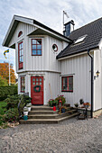 Verwinkeltes Haus mit Holzverkleidung im skandinavischen Stil