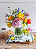 Bunter Frühlingsstrauß mit Ranunkeln, Tulpen, Narzissen, Traubenhyazinthen und Waxflower