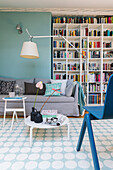 Couchtisch, Couch mit Kissen und Bücherwand in Wohnzimmer