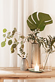 Blätterstrauß mit Eukalyptus, Olivenzweig und Fensterblatt