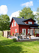 Blick vom Garten auf Schwedenhaus mit Terrasse