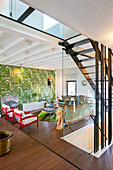 Wohnzimmer in Stilmix und Treppenhaus mit Glaswand