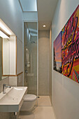 Badezimmer in Beige, mit großformatigen Drucken an der Wand