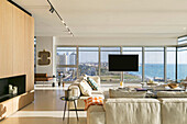 Elegante Lounge in einem Luxus-Penthouse mit Meerblick