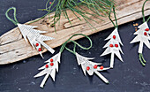 DIY-Weihnachtsgirlande mit Tannenbäumchen aus Zeitungspapier