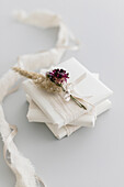 DIY-Geschenkverpackung mit getrockneten Blumensträußchen