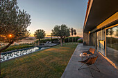 Terrasse mit Blick auf den Pool beim Sonnenuntergang