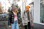 Zwei Frauen in Herbstbekleidung beim Spaziergang