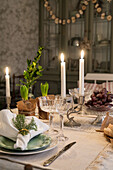 Gedeckter Tisch im gemütlichen Esszimmer mit Winterdeko