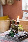Kerzenhalter, Vogelfigur, Falsche und Pflanze auf Tablett