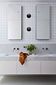 Waschtisch aus Carrara-Marmor mit Doppelwaschbecken und weiße Wandfliesen im Badezimmer