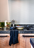 Maßgefertigte Küche aus rustikaler Eiche mit Eisengriffen und Granitplatte