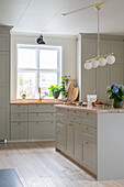 Classic kitchen with coffered cabinet fronts in light grey