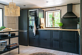 Einbauküche und Kühlschrank mit schwarzen Fronten