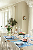 Summery table with blue placemats in dining room