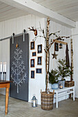 Kreidetafel mit gezeichnetem Tannenbaum und winterlicher Dekoration