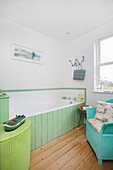 Weißes Badezimmer mit aquafarbenen Akzenten und Holdielenboden