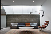Designer-Sitzmöbel im Wohnraum mit Betonwand
