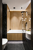 Kleines Badezimmer mit Holzverkleidung und schwarzem Marmor