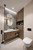 Elegantes Badezimmer mit Waschtisch und Holzeinbauten