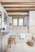 Helles Badezimmer mit Holzbalkendecke und Kämmen als Wanddekoration
