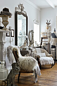 Üppig dekoriertes Wohnzimmer mit Sammlerstücken im Shabby Chic