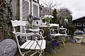 Sitzplatz am Gartenzaun mit Fensterläden und nostalgische Deko