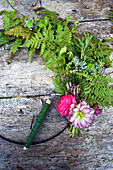 Frühlingskranz aus Farn, Ranunkelblüte und gefüllter Lenzrosenblüte