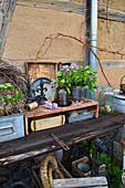 Frühlingsdekoration mit Flieder auf DIY-Arbeitstisch aus alter Holztür und Nähmaschinentisch