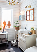 Badezimmer im Landhausstil mit Holzpaneelen und Vintage-Möbeln