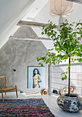 Bunter Teppich, Aktmalerei und Zimmerbäumchen auf Dachgeschoss mit DIY-Geländer aus Altholz und verzinktem Gitter