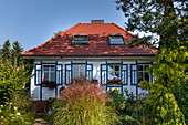 Weiß und blau gestrichenes Holzhaus mit Ziegeldach