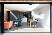 Blick in offenen Wohnraum mit Essbereich und Lounge