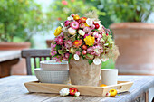 Blumenstrauß aus Strohblumen, Hortensien und Perückenstrauch, Sterndolden, Kugelamaranth und Wilder Möhre